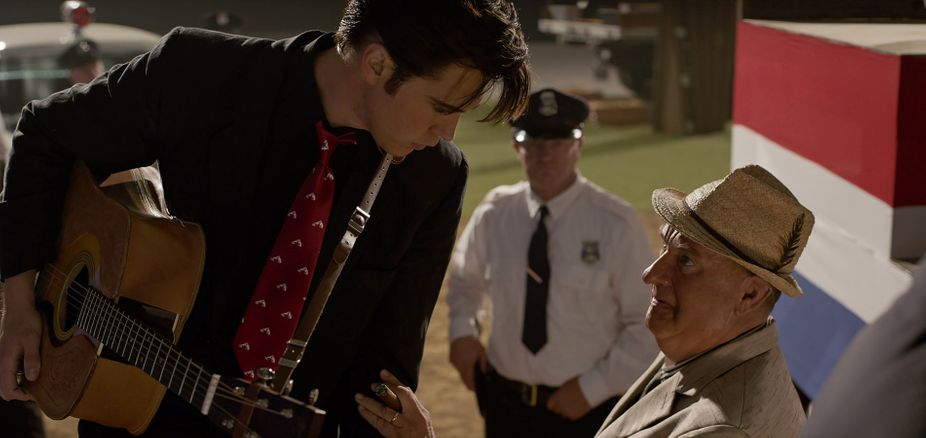 AUSTIN BUTLER en el papel de Elvis y TOM HANKS en el papel de "Coronel" Tom Parker en la película "ELVIS" de Warner Bros. Pictures